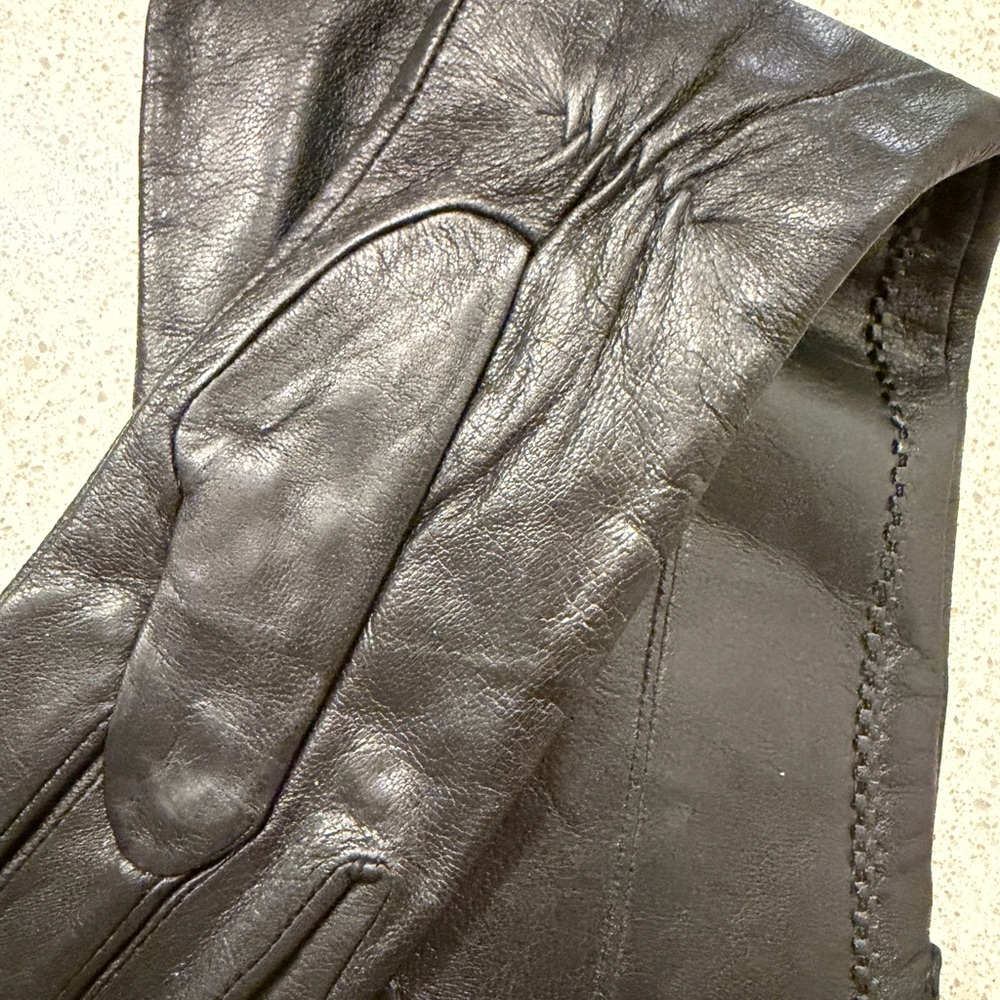 Elegant Black Leather Gloves - Picture 3 of 5